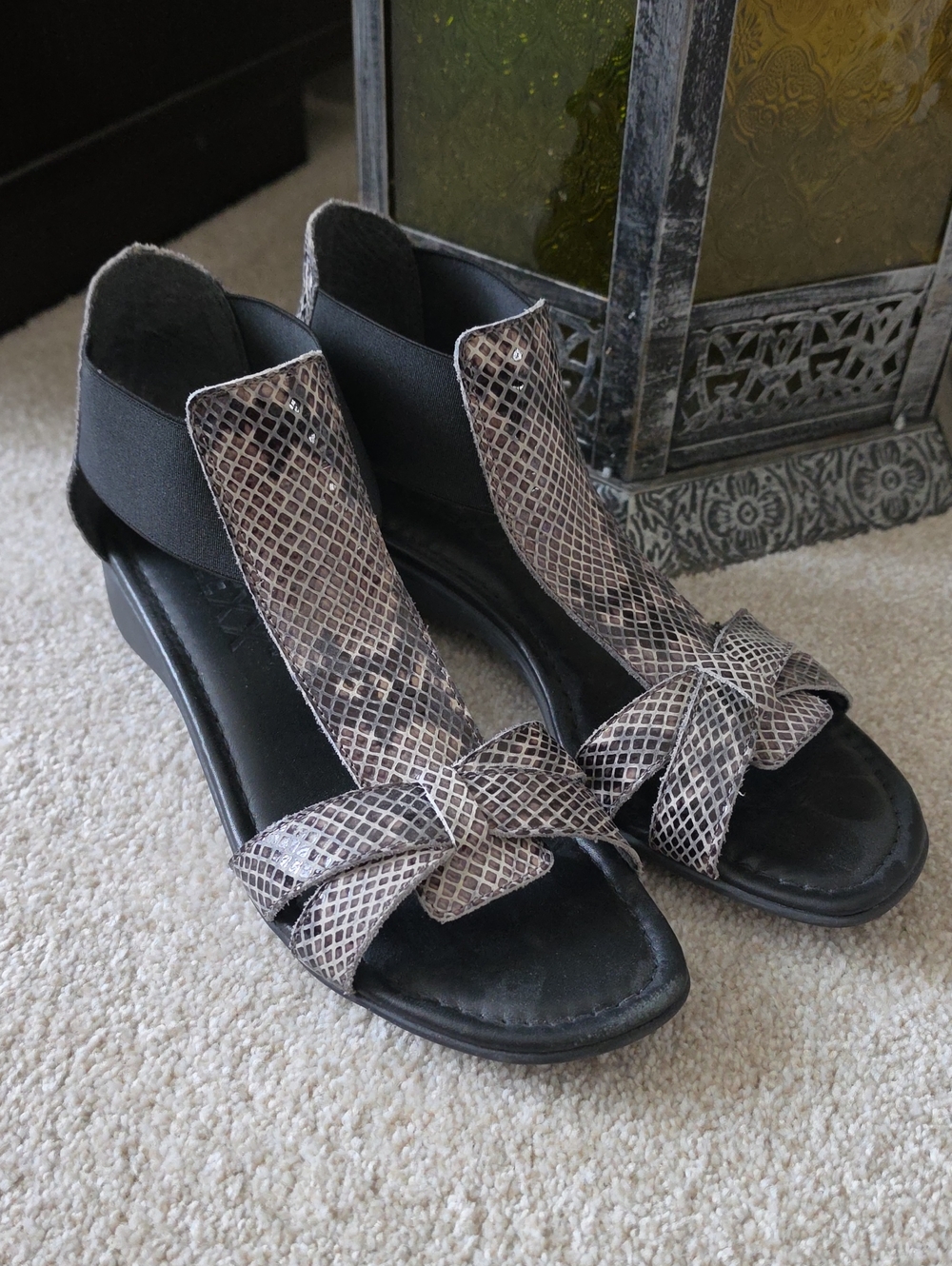 THE FLEXX Snake-Print T-Strap Sandals in Black and Taupe Size 8.5